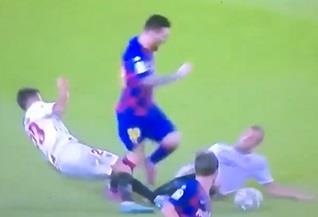 Messi di bong toc do khien 2 cau thu va vao nhau hinh anh