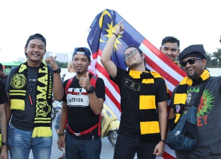 Ultras Malaysia tap trung tai san My Dinh hinh anh