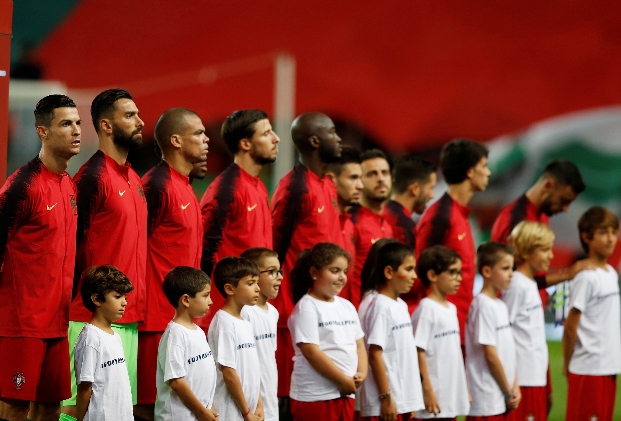 Ronaldo bam bong tinh te anh 1