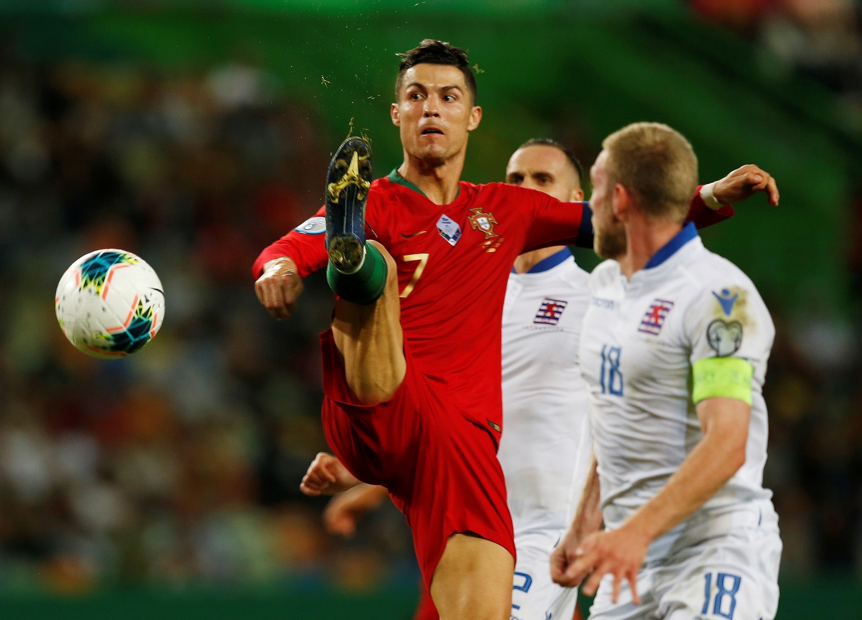 Ronaldo bam bong tinh te anh 9