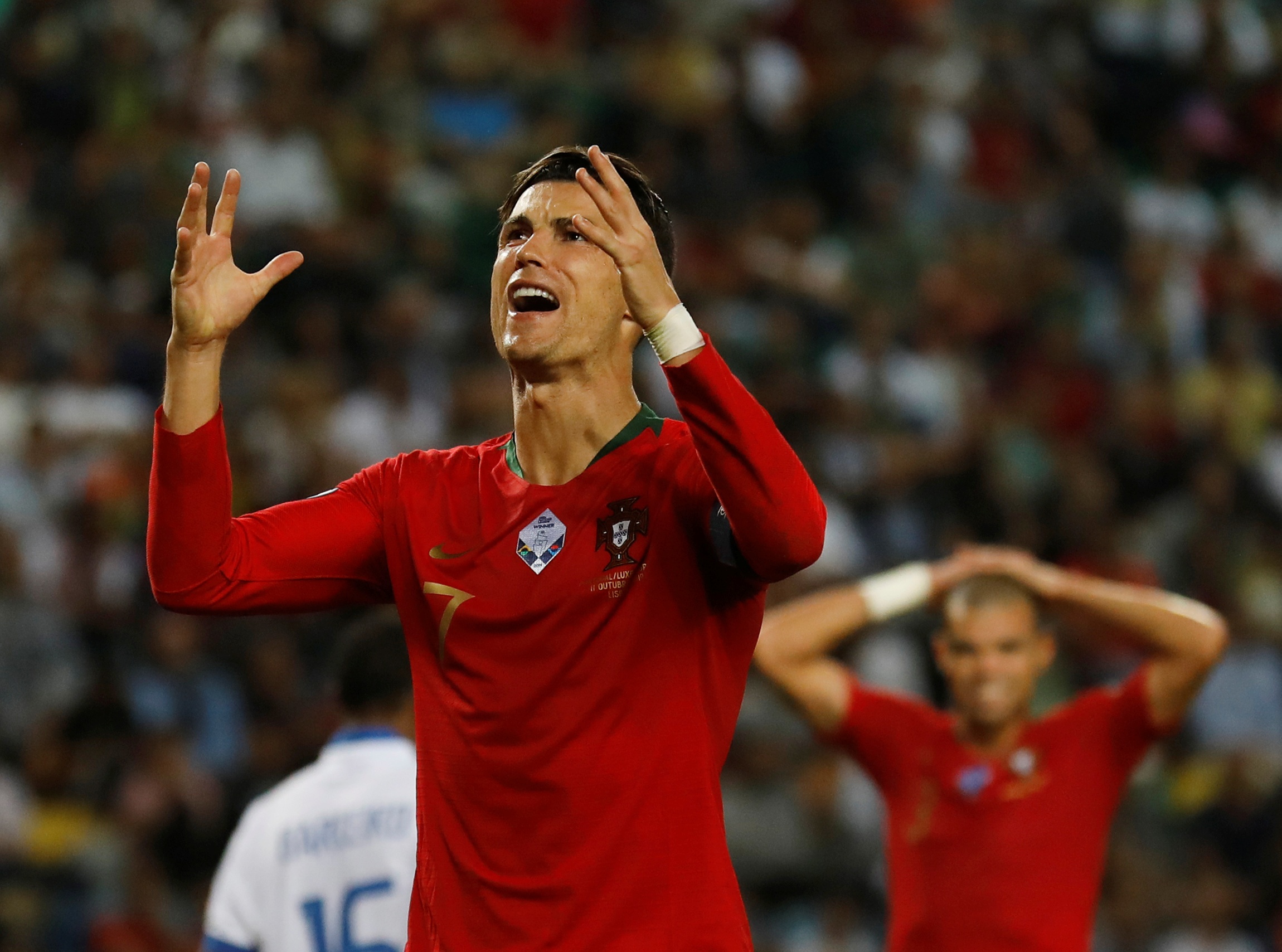 Ronaldo bam bong tinh te anh 6