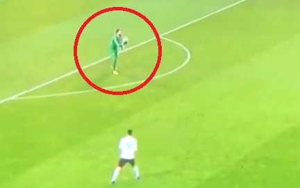 Thủ môn sai lầm hài hước ở vòng loại Euro ảnh 1 Thu mon sai lam hai huoc o vong loai Euro anh 1