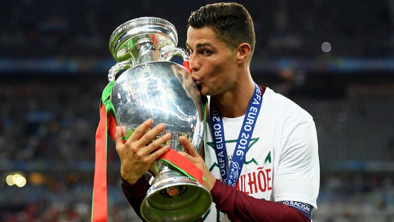 Ronaldo hỗ trợ đội nữ Bồ Đào Nha ảnh 1 Ronaldo ho tro doi nu Bo Dao Nha anh 1