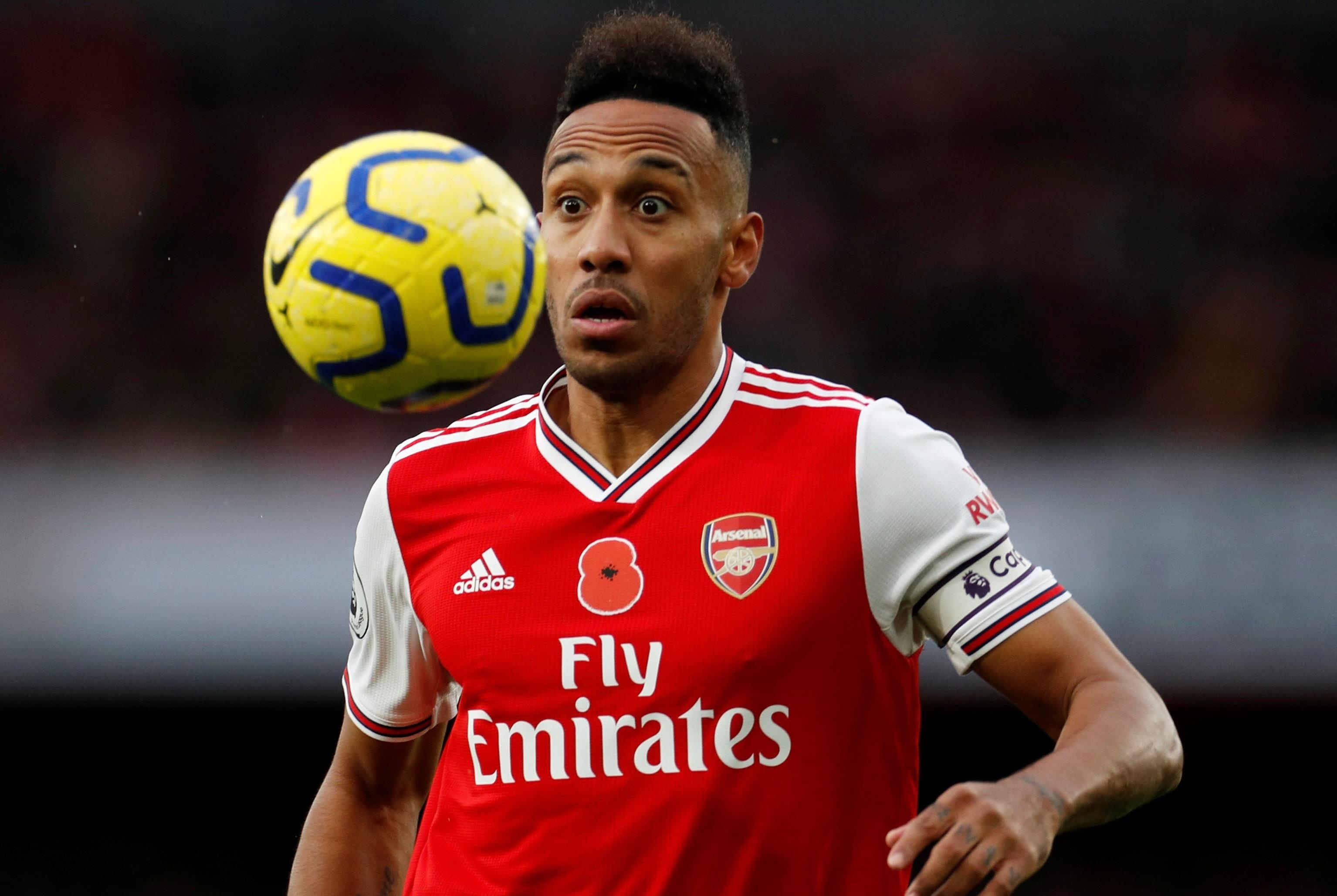 Arsenal bi Wolverhampton cam hoa du dan truoc tren san nha hinh anh