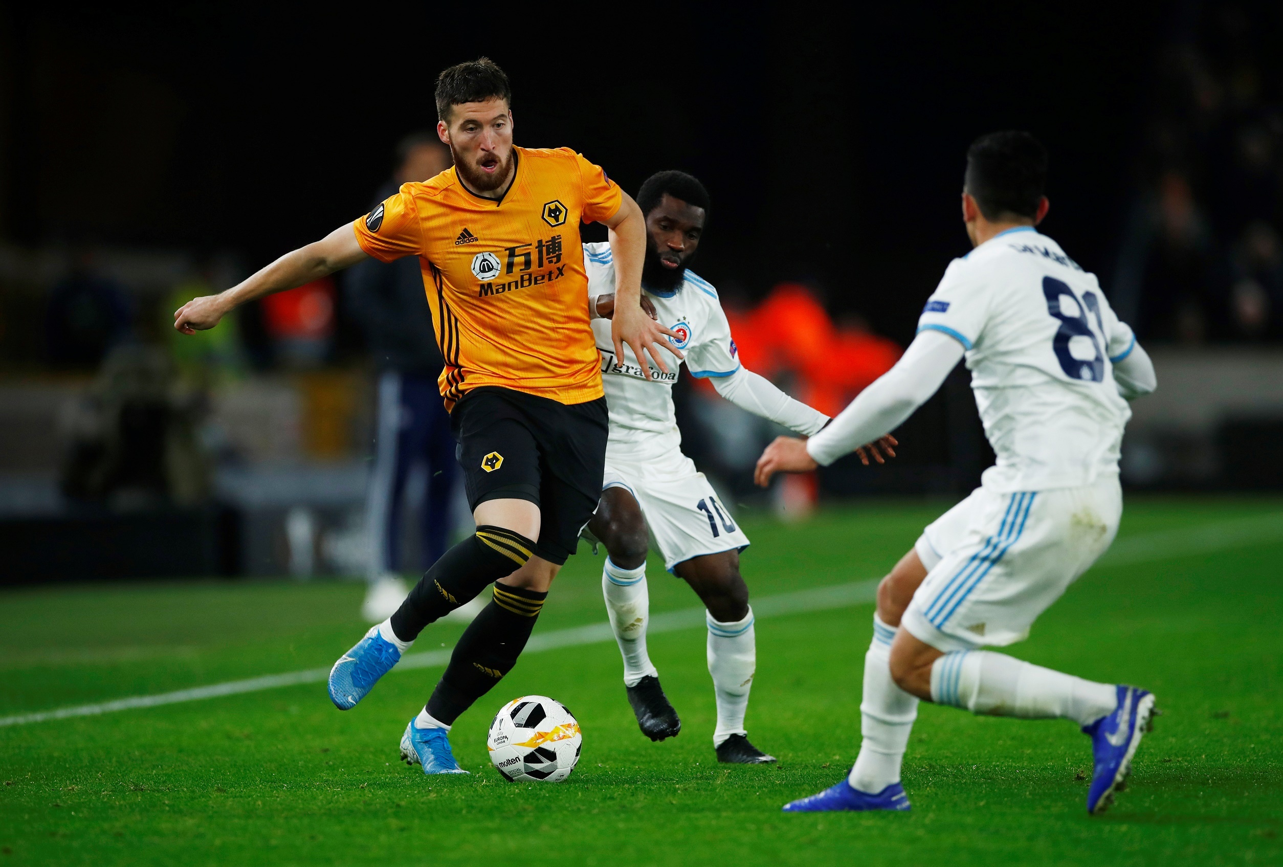 Raul Jimenez moc bong khien doi thu bat tinh anh 6