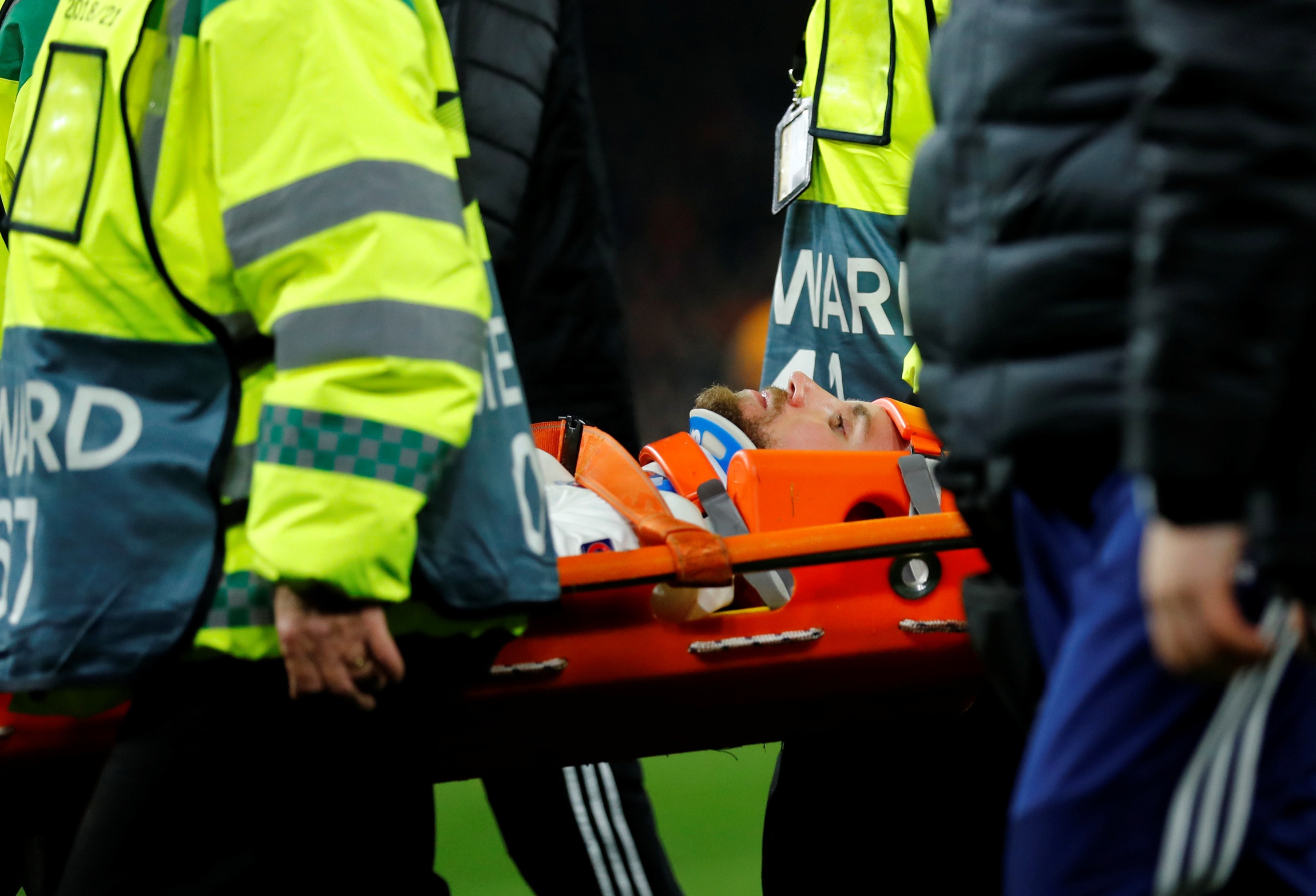 Raul Jimenez moc bong khien doi thu bat tinh anh 5