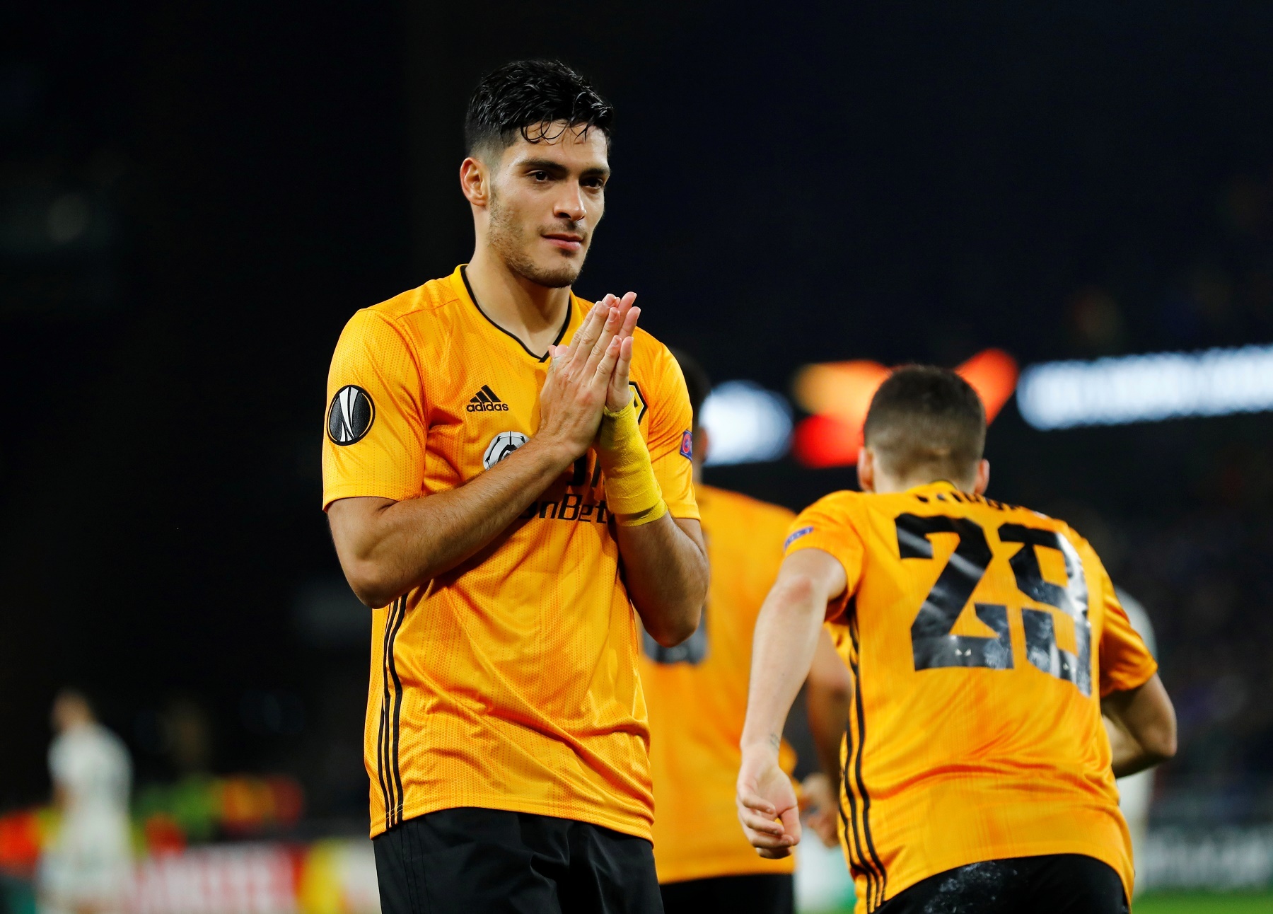 Raul Jimenez moc bong khien doi thu bat tinh anh 8