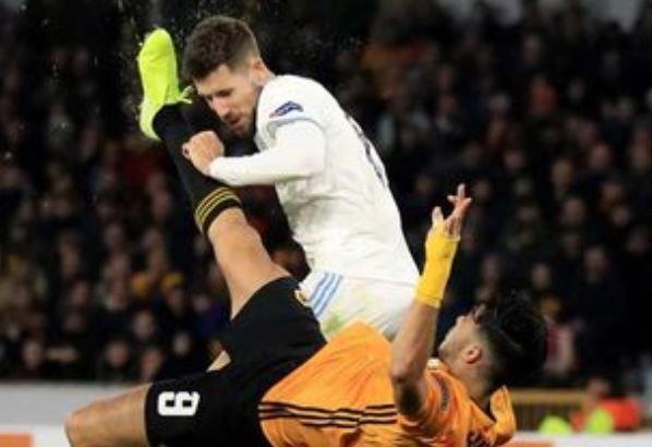 Sao Premier League nga nguoi moc bong khien doi thu bat tinh hinh anh