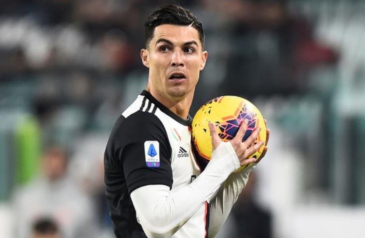 Ronaldo bo ve som sau khi bi thay ra o phut 55 hinh anh