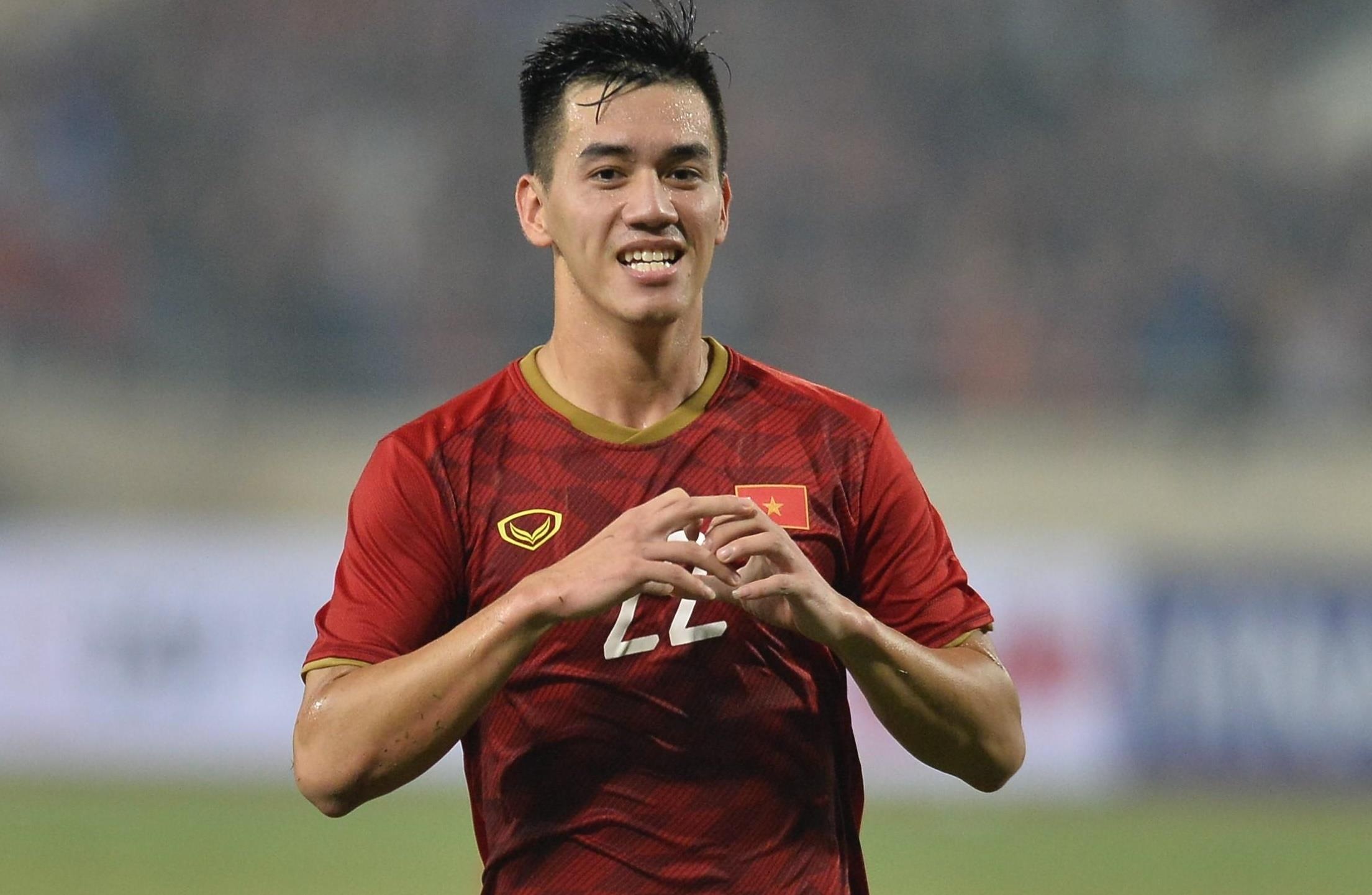 Viet Nam len dau bang sau tran thang UAE hinh anh