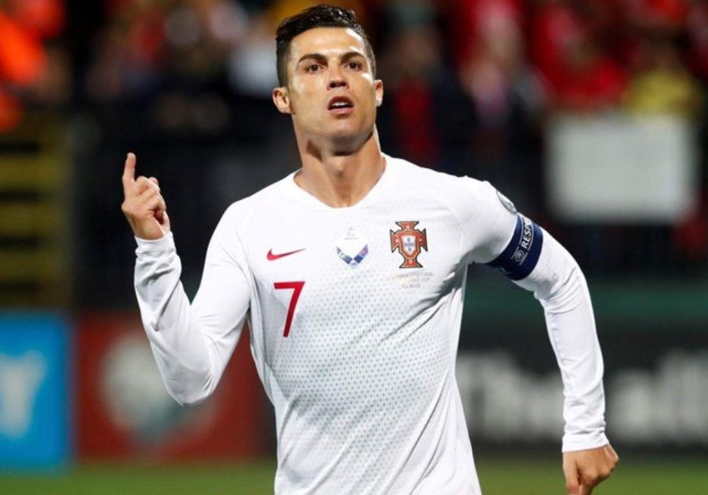 Ronaldo toa sang du CDV goi ten Messi hinh anh