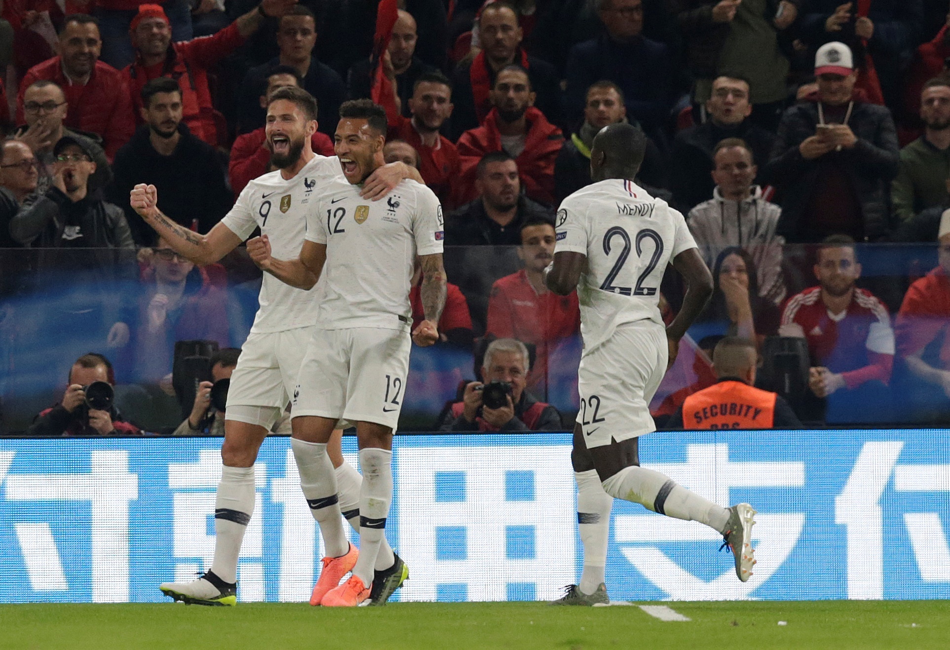 Tuyen Phap thang Albania anh 2