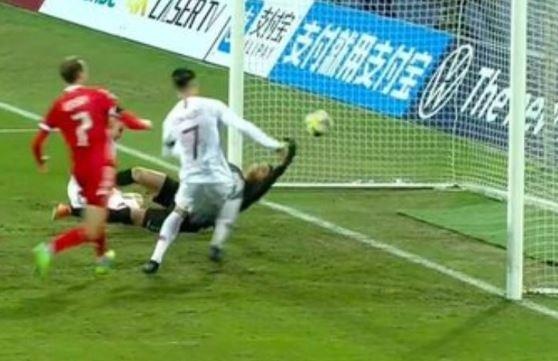 Ronaldo bi chi trich vi cuop ban thang cua dong doi hinh anh