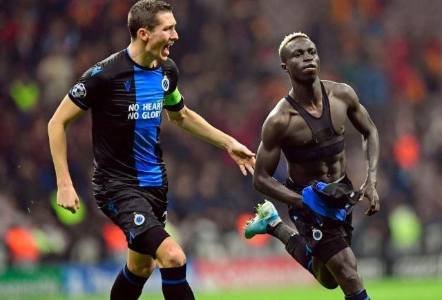 2 cau thu nhan the do o Champions League vi an mung qua khich hinh anh