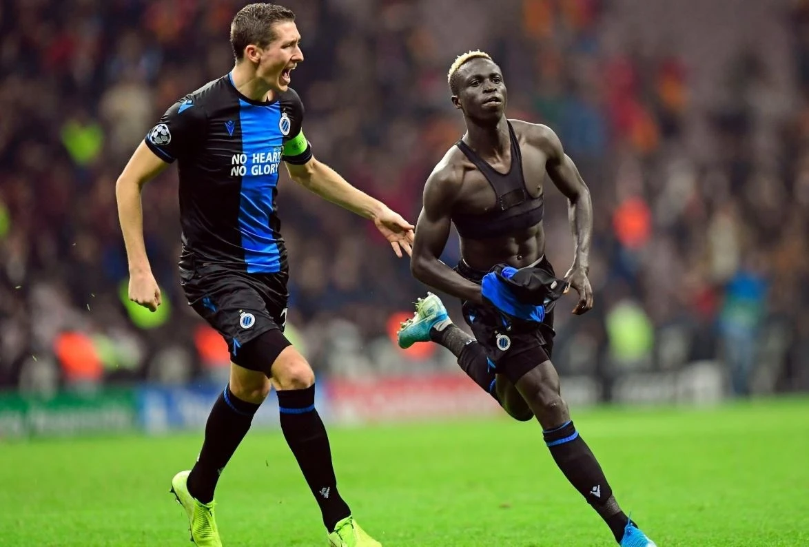 2 cau thu nhan the do vi an mung qua khich anh 1