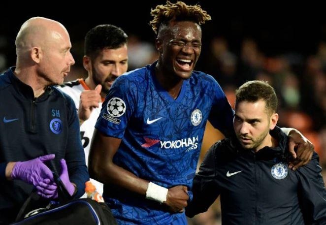 Tien dao Chelsea khoc khi phai roi san vi chan thuong hinh anh