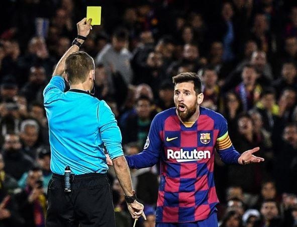 Messi nhan the vang sau pha an va hinh anh