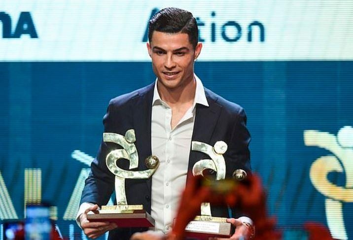 Ronaldo gianh cu dup danh hieu khi Messi co Qua bong Vang hinh anh