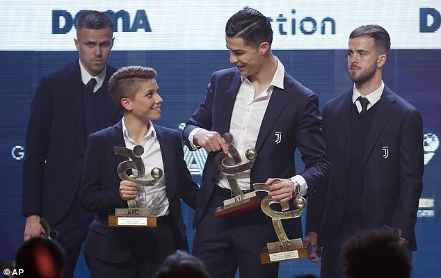 Ronaldo giành cú đúp danh hiệu ảnh 1 Ronaldo gianh cu dup danh hieu anh 1