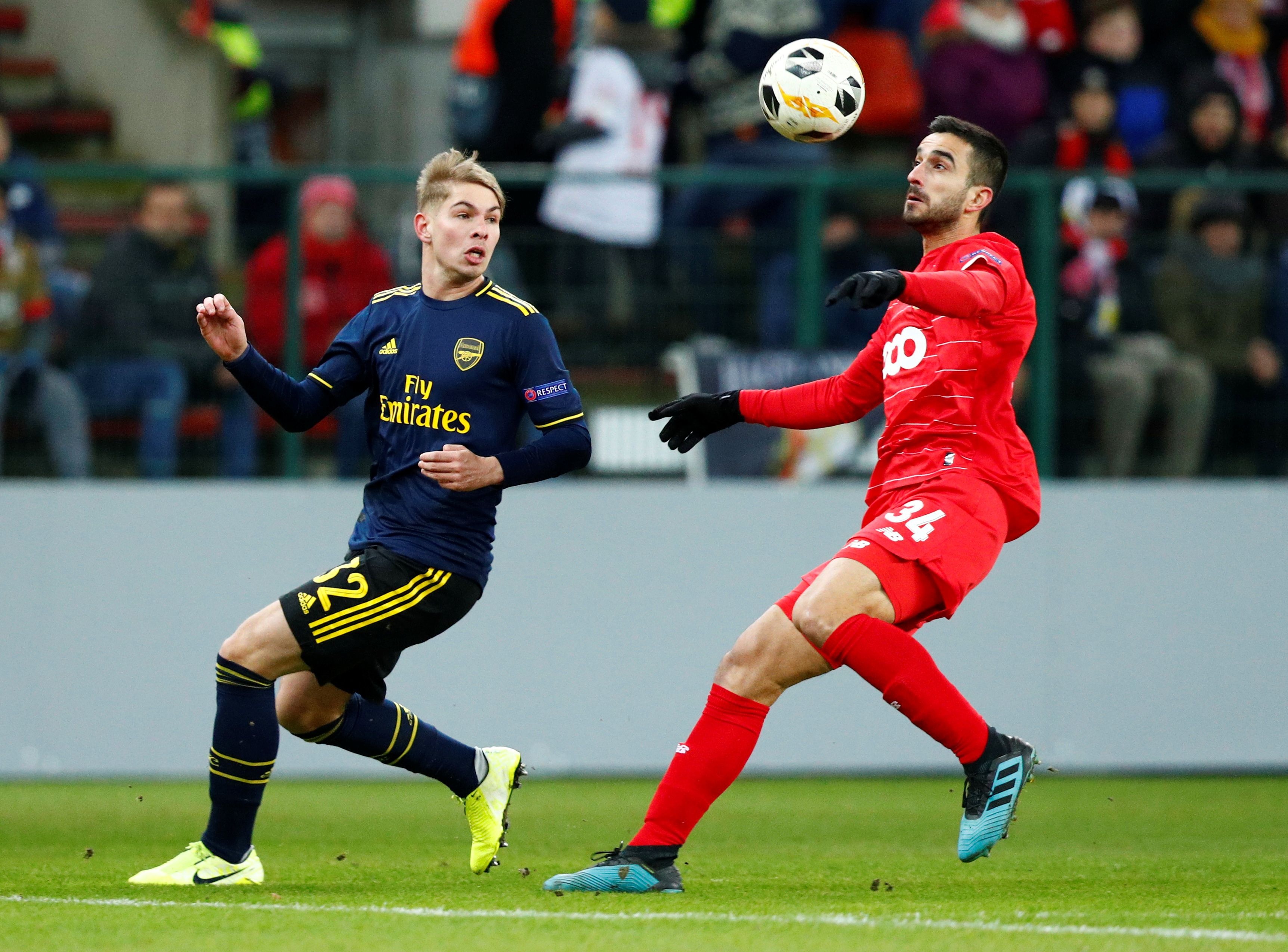 Arsenal qua vong bang Europa League anh 2