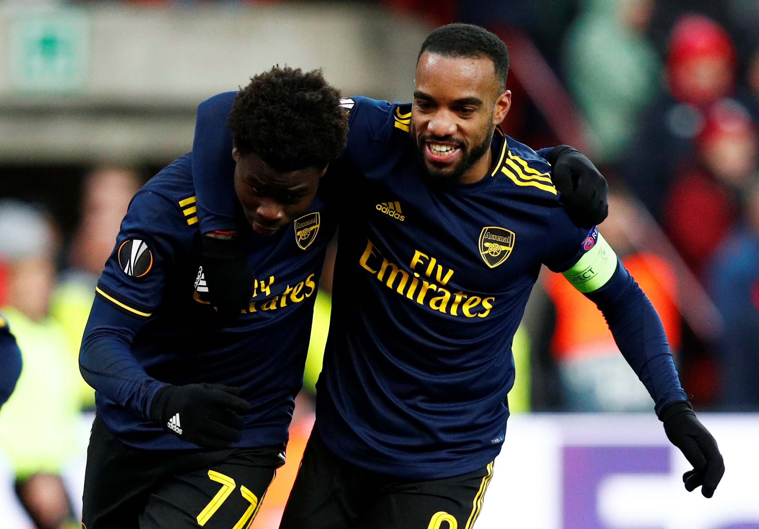 Nguoc dong trong 2 phut, Arsenal vuot qua vong bang Europa League hinh anh