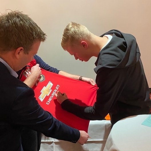 Erling Haaland ky len ao MU anh 1