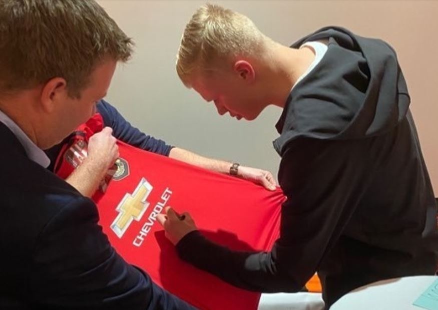 Erling Haaland gay chu y bang viec ky len ao dau MU hinh anh