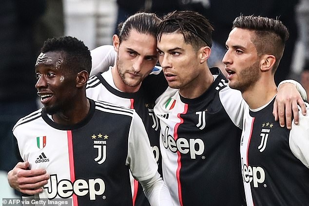 Juventus gia han voi Ronaldo anh 1