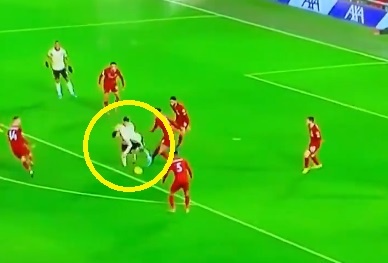 Pereira dam vao Daniel James anh 1