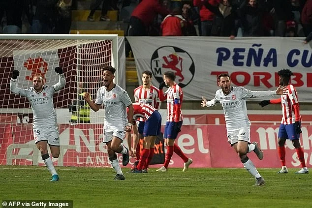 Atletico Madrid thua doi hang ba anh 5