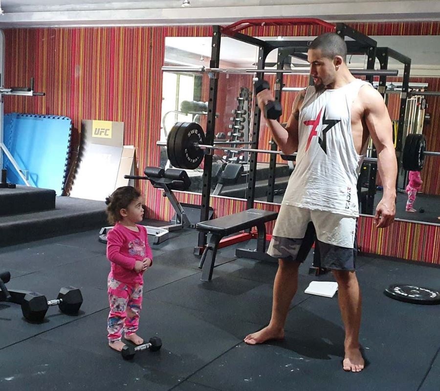 Vo si UFC hien tuy cho con gai anh 1