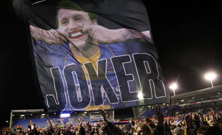 CDV Shrewsbury tran xuong san an mung tran hoa Liverpool hinh anh