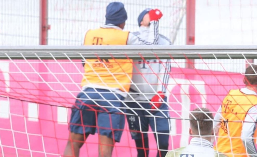 Hai sao Bayern danh nhau tren san tap hinh anh