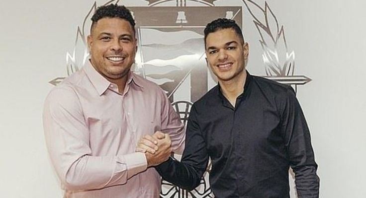 Tan binh cua Ronaldo beo tu choi danh dau vi so hong toc hinh anh