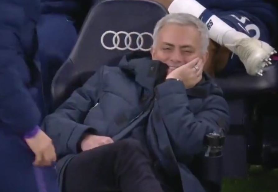 Mourinho cuoi tuoi khi Tottenham chiu phat den hinh anh