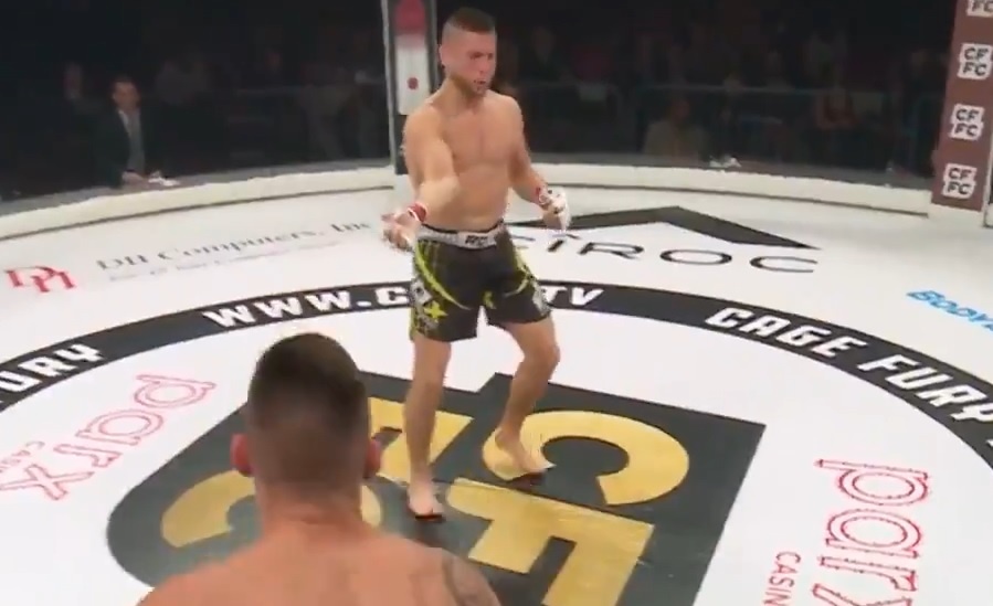 Vo si MMA nhac bong doi thu bang canh tay bi gay hinh anh