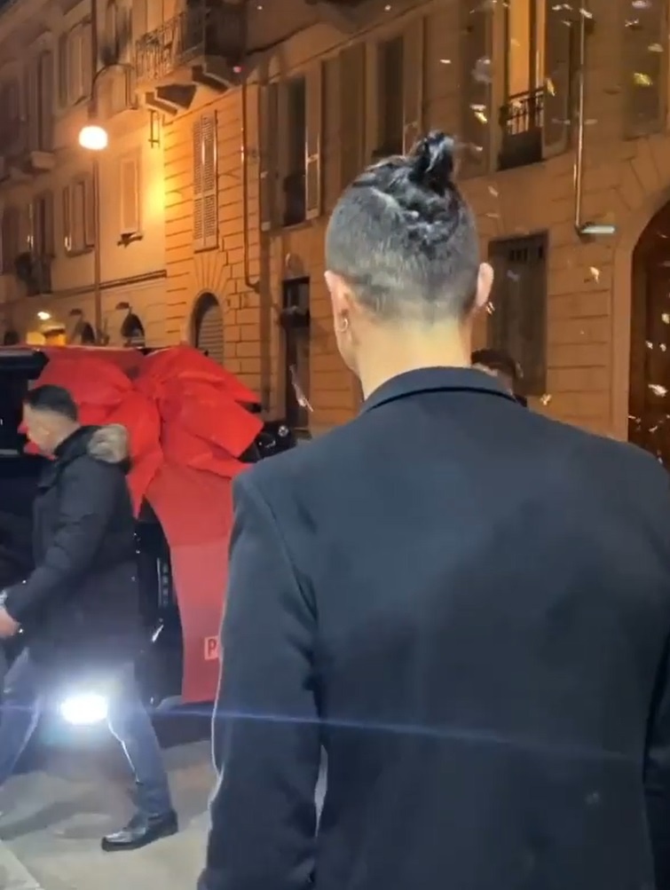 Ronaldo duoc ban gai tang xe anh 1