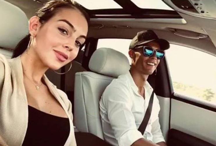 Ronaldo duoc ban gai tang xe trong ngay sinh nhat hinh anh