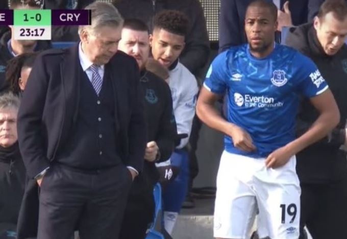 HLV Ancelotti noi gian vi hoc tro quen di tat khi vao san hinh anh