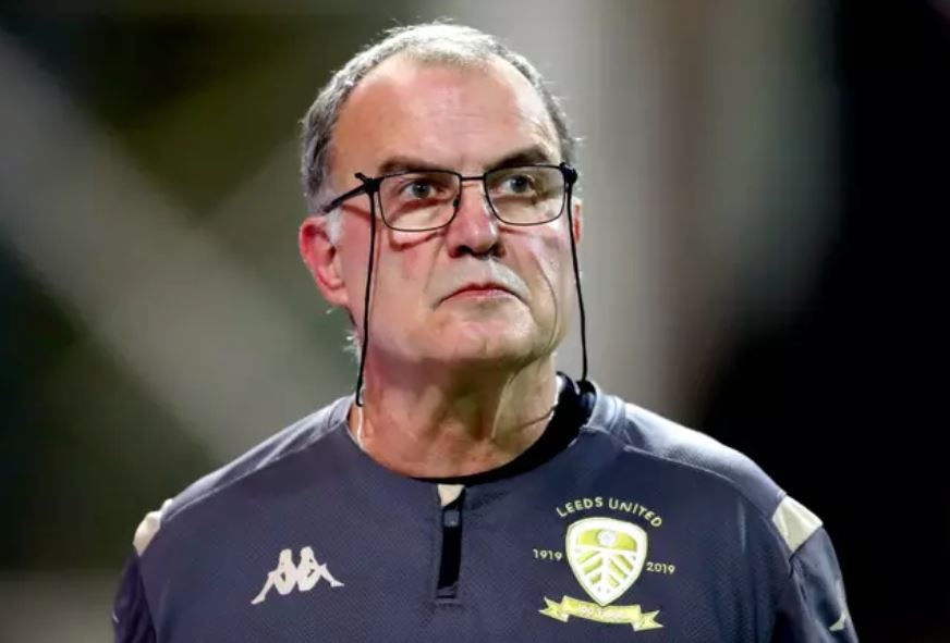 HLV Marcelo Bielsa bi tiet lo thoi quen khoa than sau moi tran thua hinh anh