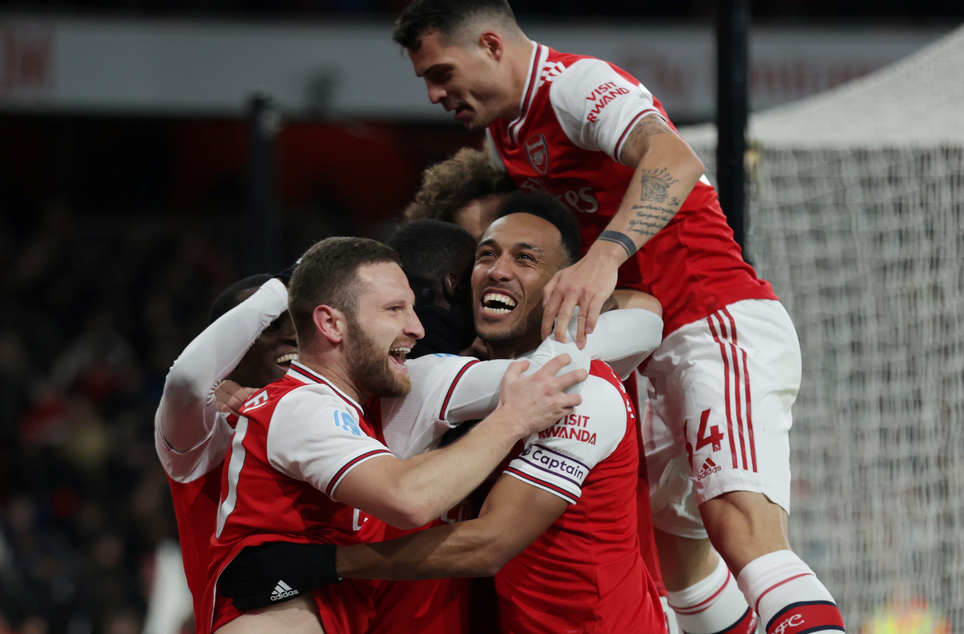 Ha Newcastle, Arsenal chi con cach MU 1 diem hinh anh