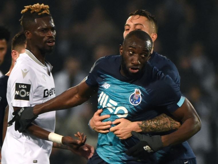 Cau thu Porto bo tran dau vi bi phan biet chung toc hinh anh