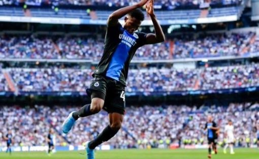 Tien dao an mung nhu Ronaldo sau khi ghi ban vao luoi MU hinh anh