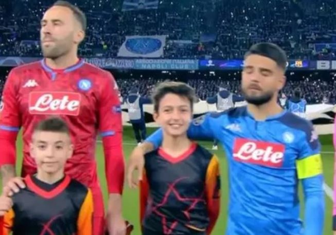 Sao Napoli kho chiu khi dung voi mascot qua cao hinh anh