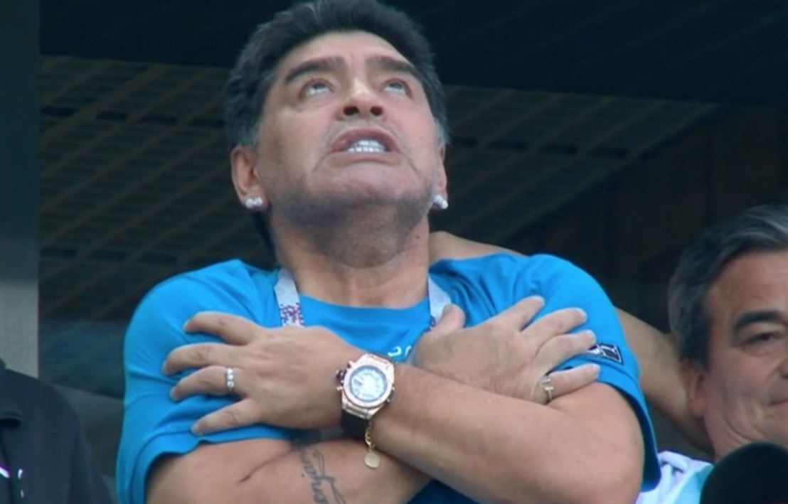 Tro ly che may quay cho HLV Maradona hut thuoc tren ghe chi dao hinh anh