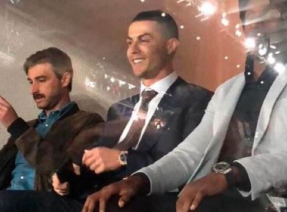 Ronaldo rang ro nhin dong doi cu nhan chim Barca hinh anh