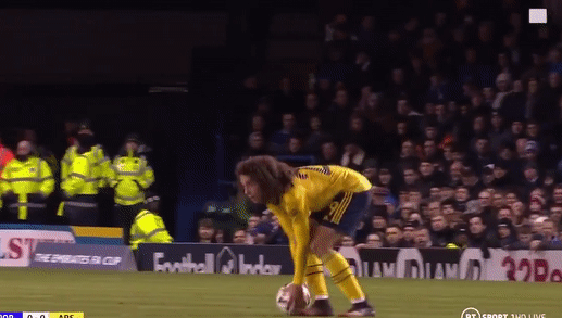 Sao Arsenal nhan the vang sau tinh huong hai huoc hinh anh