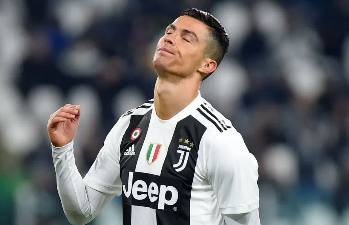 Ronaldo cung dong doi phai thi dau tren san khong co khan gia hinh anh