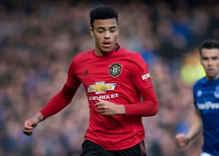 6 sao tre sinh nam 2001 khuay dao san co nuoc Anh anh 1