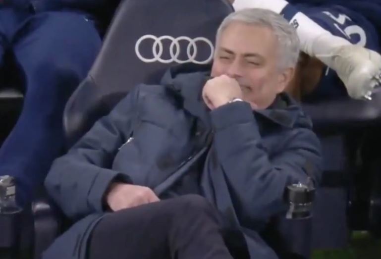 HLV Mourinho bat cuoi sau sai lam cua hoc tro hinh anh